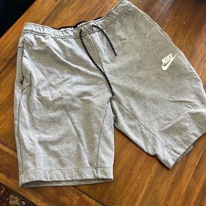 NIKE mens workout shorts. Size L.